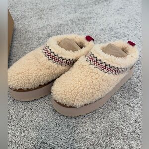 UGGS slipper/platform with tazz braid size 37